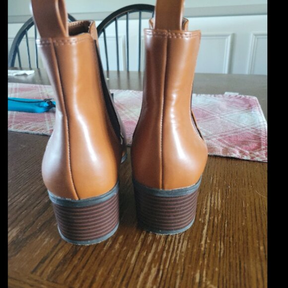 Womens size 9.5 boots - Picture 4 of 4